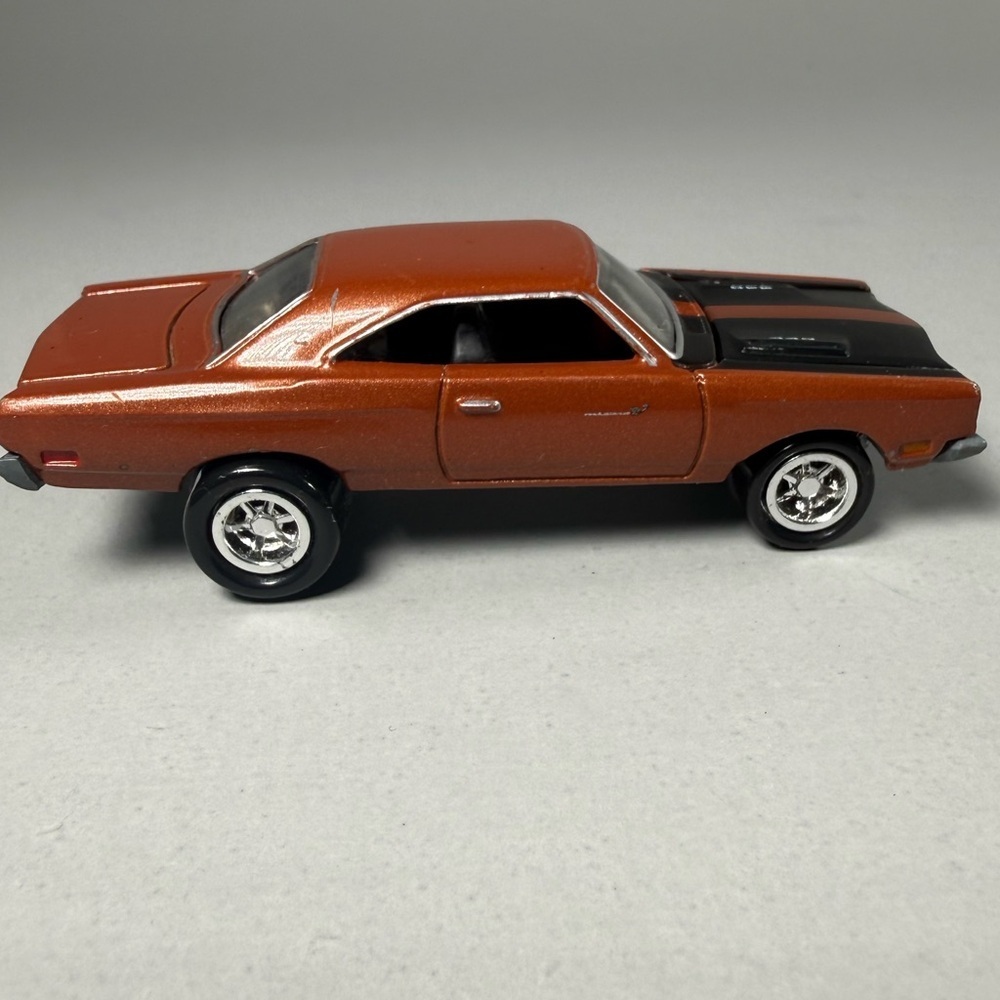 Johnny Lighting 1969 Plymouth Roadrunner Die-Cast 1:64